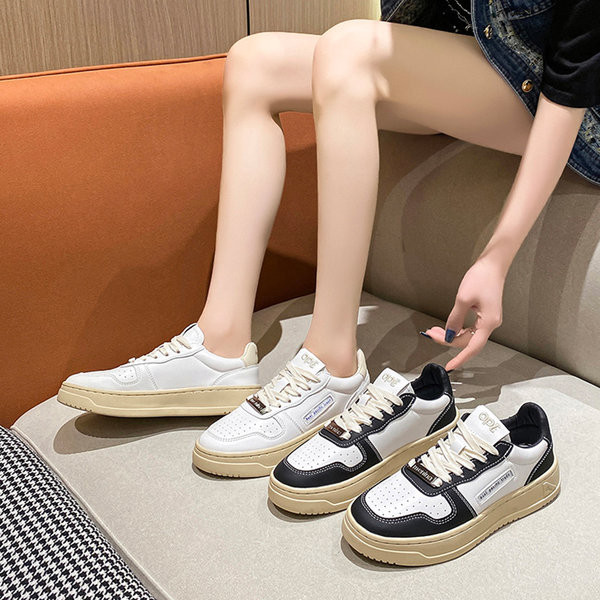 Γυναικεία αθλητικά sneakers με επίπεδη σόλα