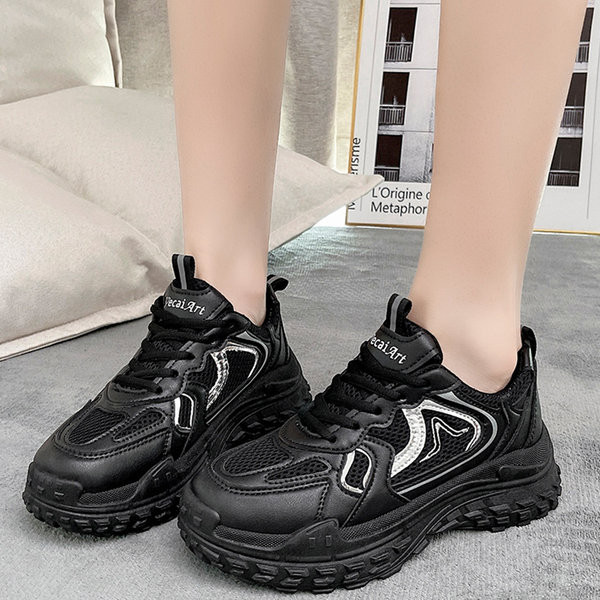 Légáteresztő anyagból készült, 6 cm magas talpú női tornacipő új modellje