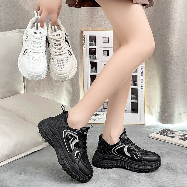 Légáteresztő anyagból készült, 6 cm magas talpú női tornacipő új modellje