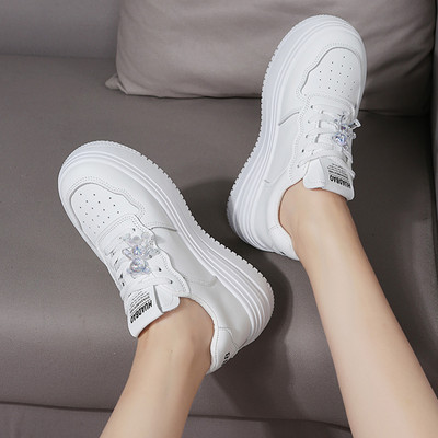 Спортни дамски маратонки от изкуствена кожа -бял цвят 