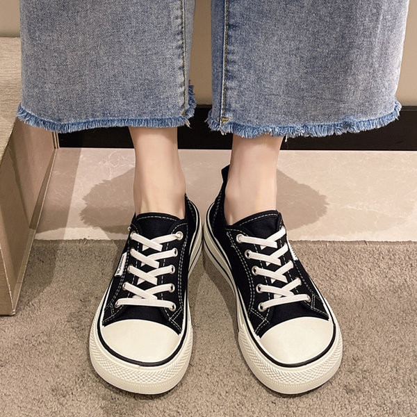 Lapos talpú, fűzős textil tornacipő mindennapi használatra