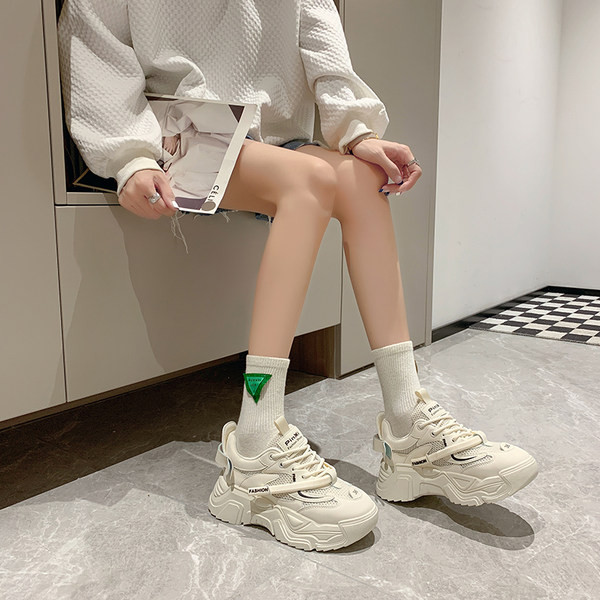 Novi model ženskih prozračnih tenisica s grubim đonom