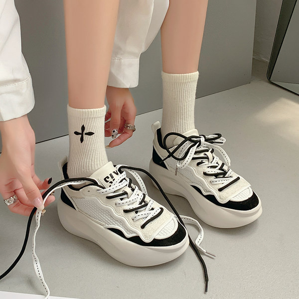 Kareda tallaga sporditossud naistele