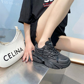 Αθλητικά γυναικεία sneakers με τραχιά σόλα - λευκό και μαύρο χρώμα