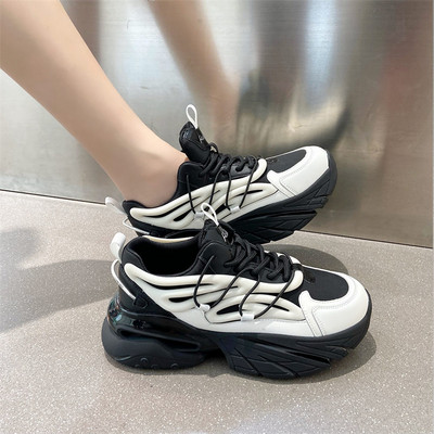 Αθλητικά γυναικεία sneakers με τραχιά σόλα - λευκό και μαύρο χρώμα