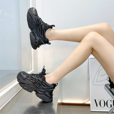 Αθλητικά γυναικεία sneakers με τραχιά σόλα - λευκό και μαύρο χρώμα