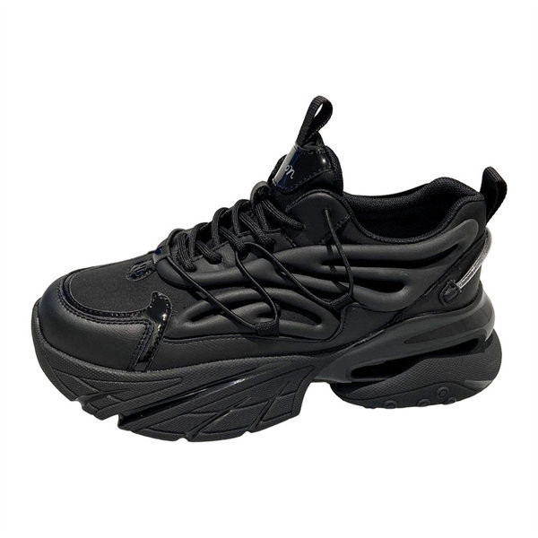 Αθλητικά γυναικεία sneakers με τραχιά σόλα - λευκό και μαύρο χρώμα