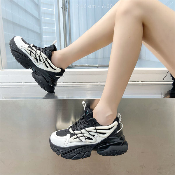 Αθλητικά γυναικεία sneakers με τραχιά σόλα - λευκό και μαύρο χρώμα