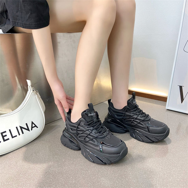 Αθλητικά γυναικεία sneakers με τραχιά σόλα - λευκό και μαύρο χρώμα