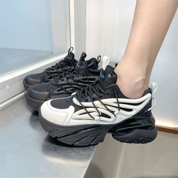 Αθλητικά γυναικεία sneakers με τραχιά σόλα - λευκό και μαύρο χρώμα