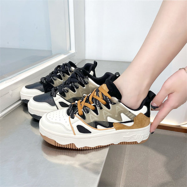 Többszínű, lapos talpú női tornacipő