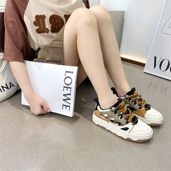 Többszínű, lapos talpú női tornacipő