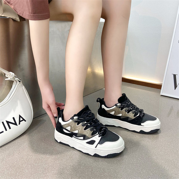 Többszínű, lapos talpú női tornacipő