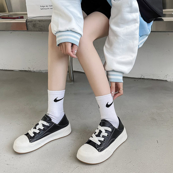 Női sportcipő magas talppal, két színben