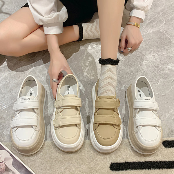 Γυναικεία sneakers με πλατφόρμα και κούμπωμα velcro