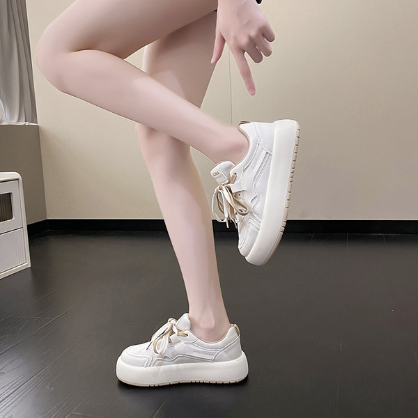 Νέο μοντέλο γυναικεία δερμάτινα sneakers με επίπεδη σόλα και χρωματιστά κορδόνια