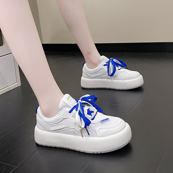 Νέο μοντέλο γυναικεία δερμάτινα sneakers με επίπεδη σόλα και χρωματιστά κορδόνια