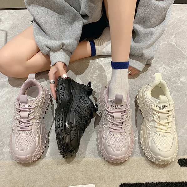 Női sportcipő durva talppal