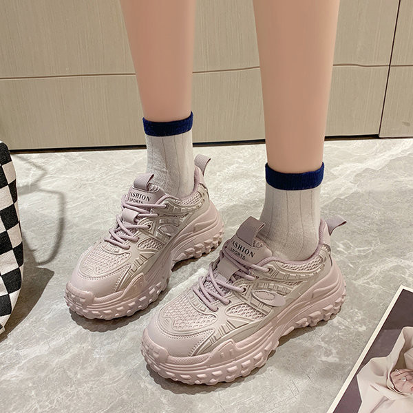 Női sportcipő durva talppal