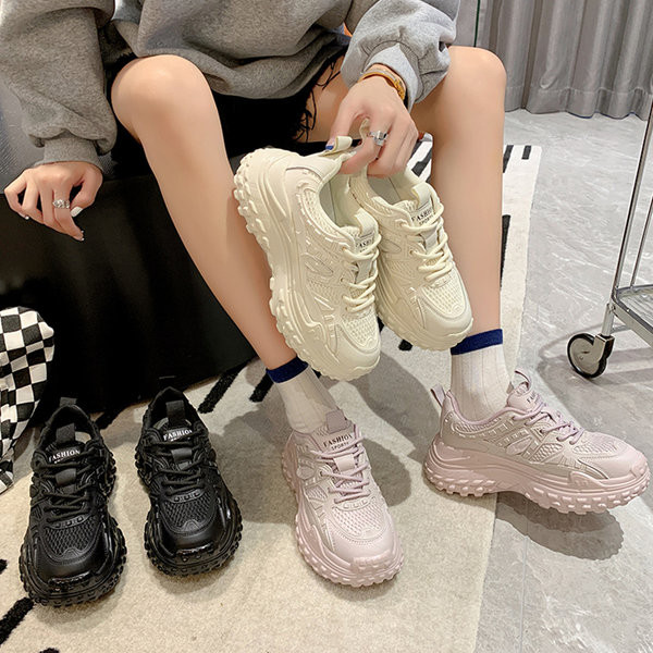 Női sportcipő durva talppal