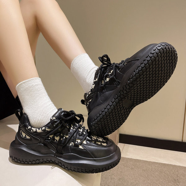 Γυναικεία πολύχρωμα sneakers σε δύο χρώματα