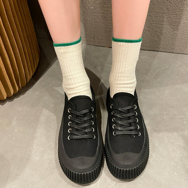 Női fűzős textil tornacipő letisztult modellje