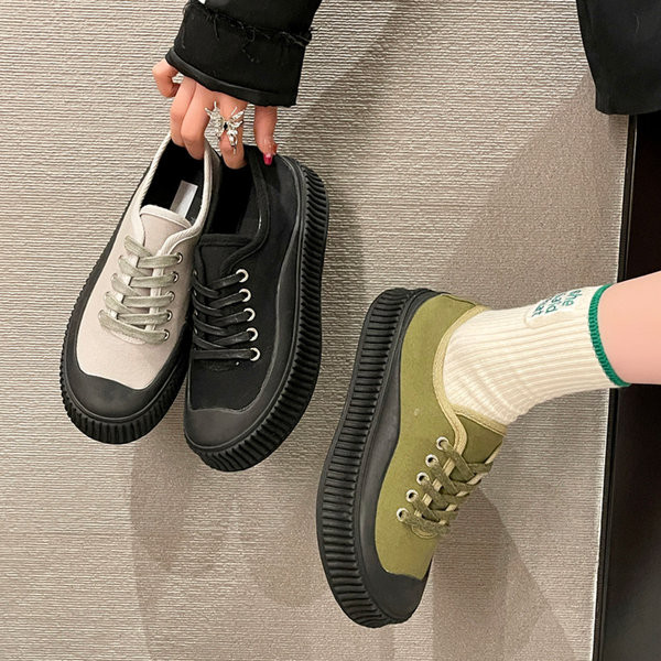 Női fűzős textil tornacipő letisztult modellje