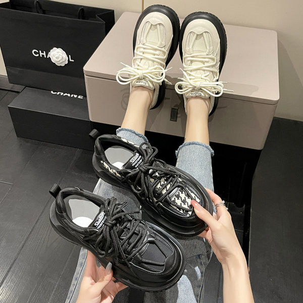 Kareda tallaga naiste spordijalatsid