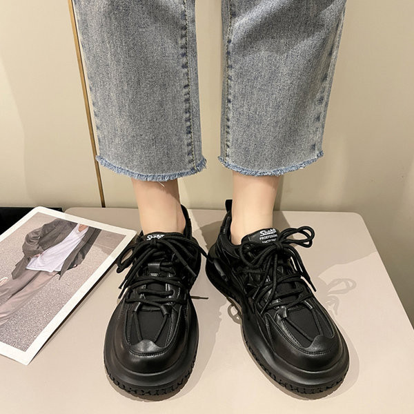 Kareda tallaga naiste spordijalatsid