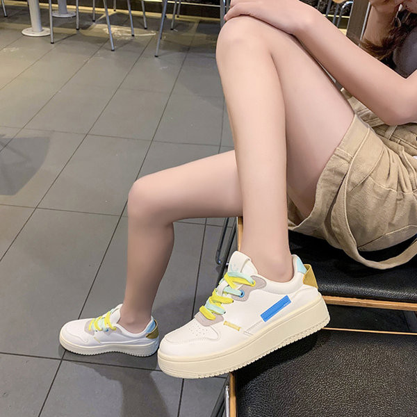 Naujo modelio modernūs odiniai moteriški sportbačiai su spalvingais raišteliais