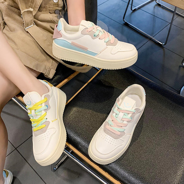 Naujo modelio modernūs odiniai moteriški sportbačiai su spalvingais raišteliais