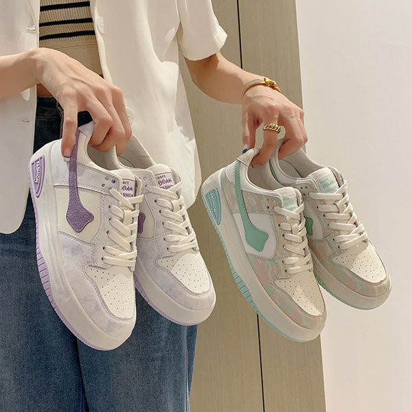 Moteriški sportbačiai plokščiu padu