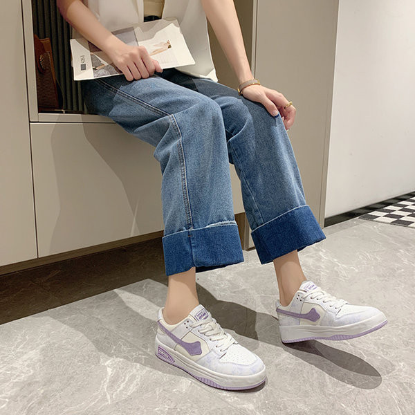 Moteriški sportbačiai plokščiu padu