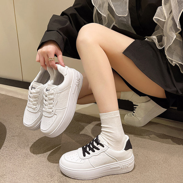 Moteriški eko odos sportbačiai su raišteliais ir užrašu