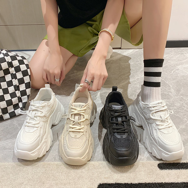 Moteriški laisvalaikio sportbačiai grubiu padu ir dekoracijomis