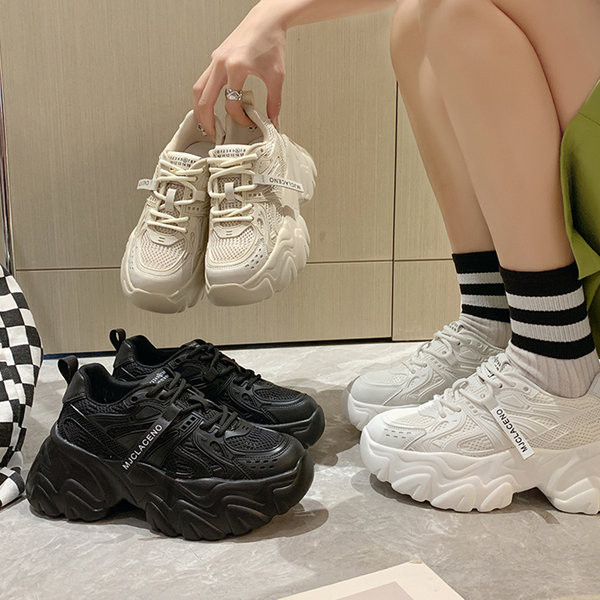 Moteriški laisvalaikio sportbačiai grubiu padu ir dekoracijomis