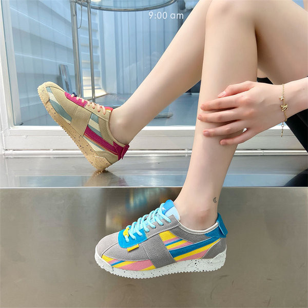 Spalvingi moteriški sportbačiai plokščiu padu