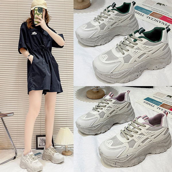 Naujas moteriškų sportinių kedų modelis grubiu padu ir raišteliais