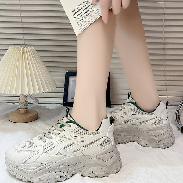 Naujas moteriškų sportinių kedų modelis grubiu padu ir raišteliais