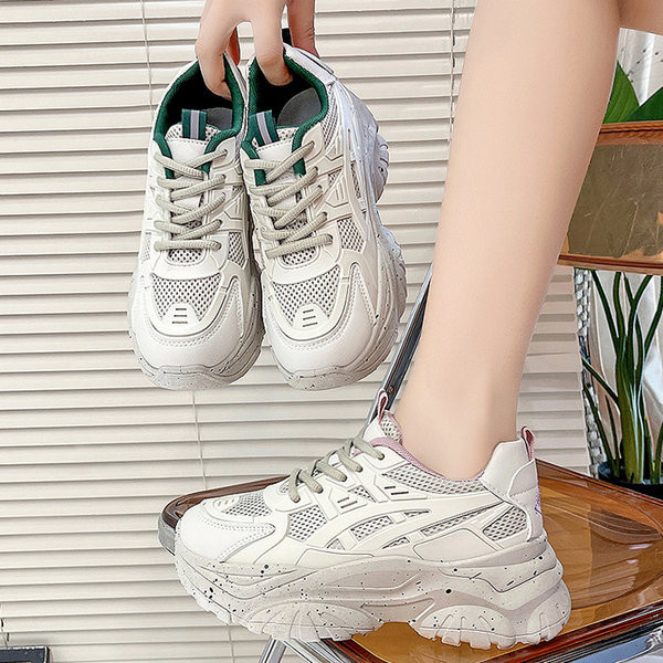 Naujas moteriškų sportinių kedų modelis grubiu padu ir raišteliais