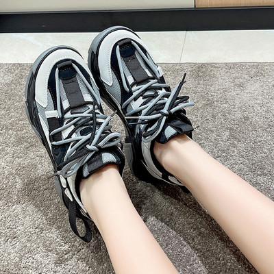 Kareda tallaga naiste tossude uus mudel - kaks värvi