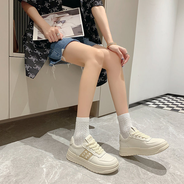 Naujas moteriškų apvalių sportbačių modelis iš eko odos