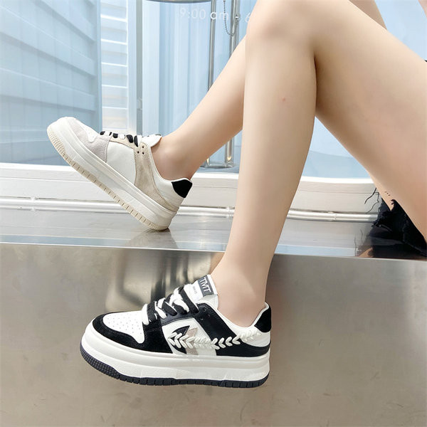 Spalvingi moteriški laisvalaikio sportbačiai su dekoratyviniu raštu