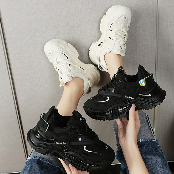 Moteriški sportbačiai ant platformos