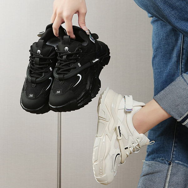 Moteriški sportbačiai ant platformos