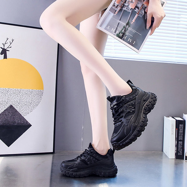 Γυναικεία αθλητικά sneakers από υλικό που αναπνέει και ψηλή τραχιά σόλα 5cm