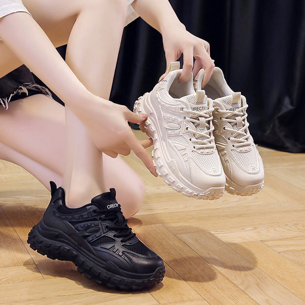 Γυναικεία αθλητικά sneakers από υλικό που αναπνέει και ψηλή τραχιά σόλα 5cm