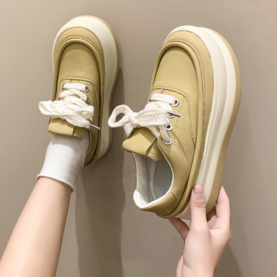 Műbőrből készült női tornacipő letisztult modellje