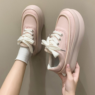 Műbőrből készült női tornacipő letisztult modellje