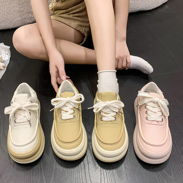 Műbőrből készült női tornacipő letisztult modellje